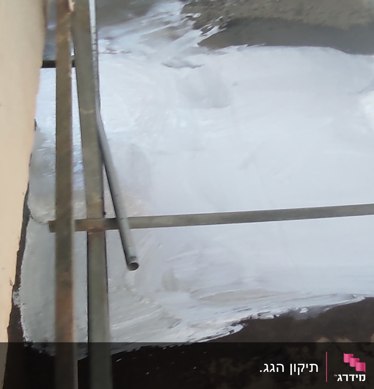 גג עם שכבת צבע לבן ויחידת מיזוג אוויר